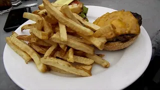 Deez Bar Grill Qualicum Beach BC
