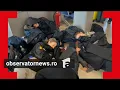Lagu Explicaţia companiilor aeriene pentru pasagerii blocaţi o zi în aeroport. Unii au dormit pe jos