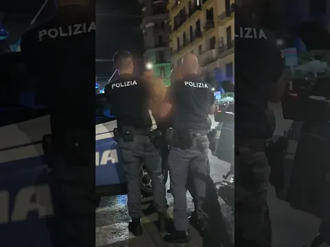 Uomo beccato a derubare una turista ci minaccia ma viene arrestato