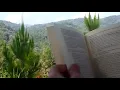 Download Lagu Membaca buku di puncak gunung dengan pemandangan yang indah dan sejuk