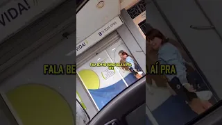 UM CARA TROLOU UMA SENHORA COM UMA FOTO DE UMA PESSOA NA PAREDE, ELE FINGIU QUE ERA REAL 😂