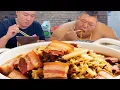 Download Lagu 东北酸菜炖五花肉，再搭配上蘸料，味道绝了！【胖猴仔】