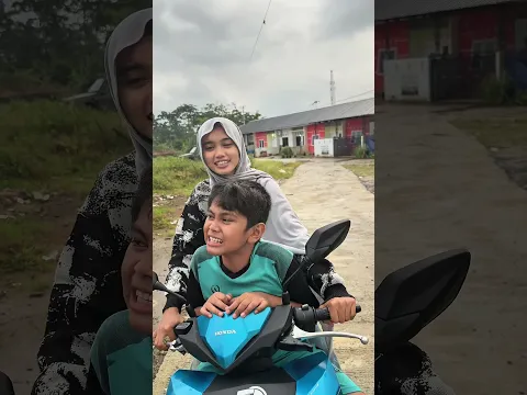 Adek duduknya gk benar