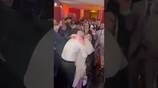 احلى حضن للفنانه بوسى فى فرحها 