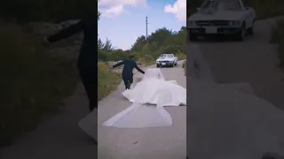 شوف العروس شلون تركض ويا العريس وكعت ثولة  شوف العروس شلون تركض ويا العريس وكعت ثولة