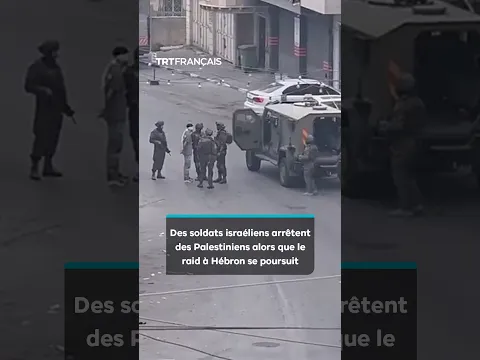 Des soldats israéliens arrêtent des Palestiniens alors que le raid à Hébron se poursuit