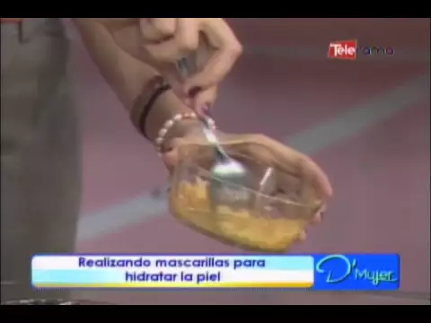 Realizando mascarillas para hidratar la piel