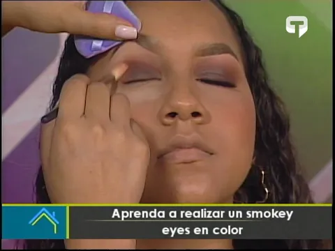 Aprenda a realizar un smokey eyes en color