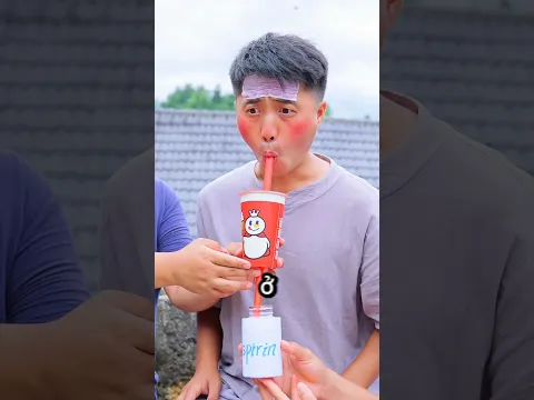 Hai người bạn dùng đủ mọi cách để bạn mình uống thuốc
