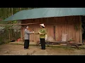 Download Lagu Aardige boerin geeft dakloze vrouw gloeilamp om haar verlichting te verbeteren