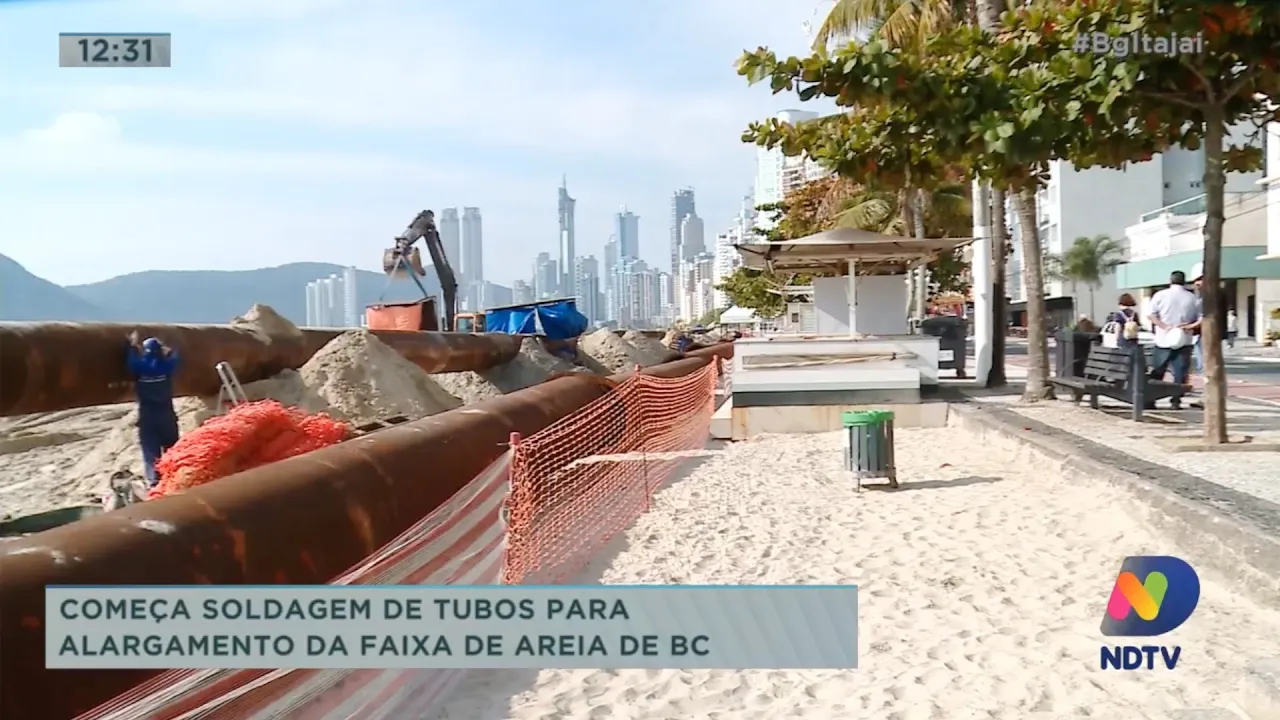 Começa soldagem de tubos para alargamento da faixa de areia de Balneário Camboriú
