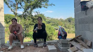 Beautiful Salvadoran women and where did that panther come from