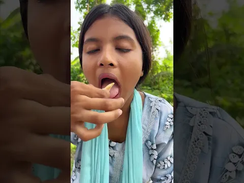 কন্ডেন্স মিল্ক রুটির ভাজার উপর দিয়ে খাচ্ছে দারুন এক নাস্তা বানাইছে।