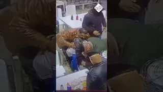 اعتقدوا انه يرتدي حزاما ناسفا اعتقال شخص داخل احد المطاعم في بغداد 