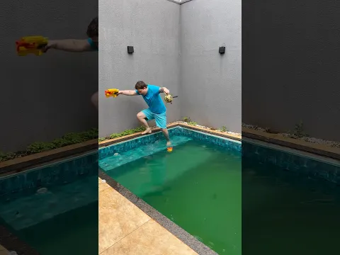 filho nadando na piscina grande vs filho se divertindo na chuva 😂 #shorts