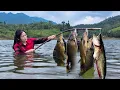Lagu Traditional fishing, Diep uses bamboo tubes to fish and catch a lot of big fish in a large lake.