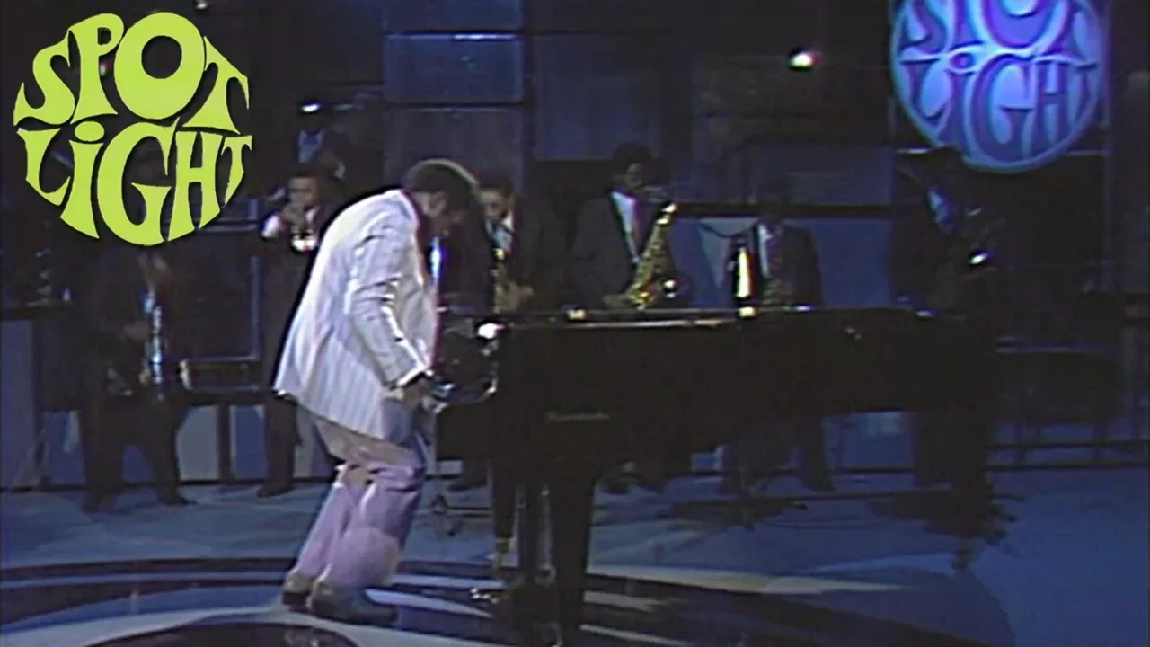 Fats Domino kicks the piano - Live at Spotlight (1977)