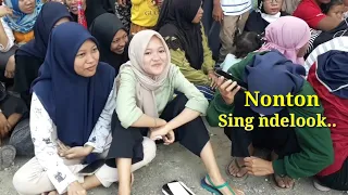 Download HEBOH!!Penonton Jaranan ngamen Cantik kinclong puluhan ribu hadir tapi pemainnya tidak ada. MP3