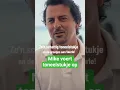 Lagu Mike voert een toneelstukje op over hoe hij Denise zo mist