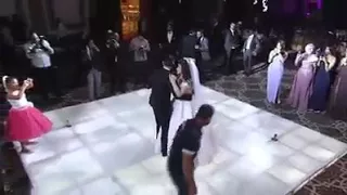 عروسه تفاجئ الجميع بصوت واحساس روعه و تغني لعريسها اغنيه بيت كبير لتامر عاشور دندنها