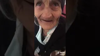 شاهد ردت فعل عجوز لما عرفت انو عمرها 95 سنه لا يفوتك 
