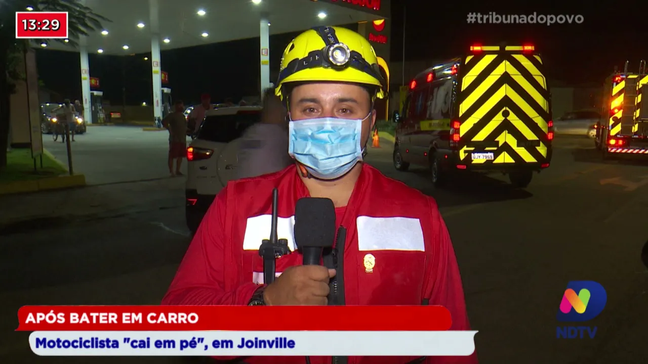 Após bater em carro, motociclista "cai em pé", em Joinville