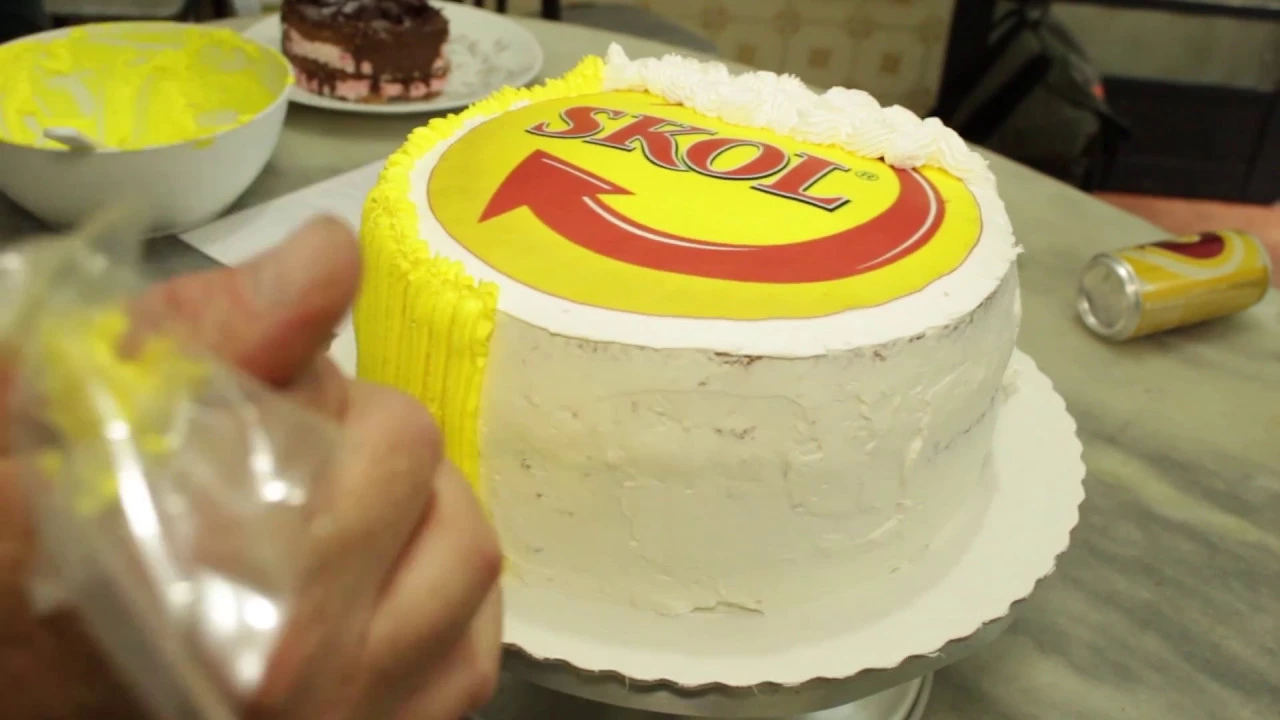Bolo confeitando sem uso de bicos/ bolo da Skol