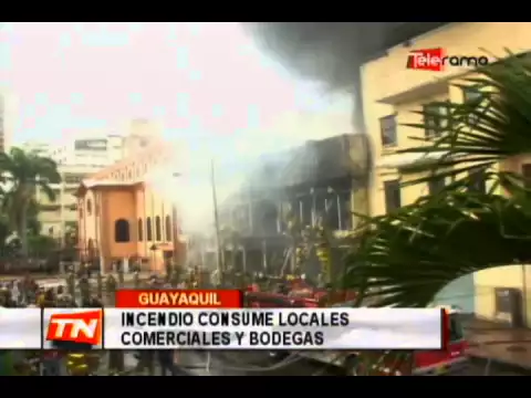 Incendio consume locales comerciales y bodegas