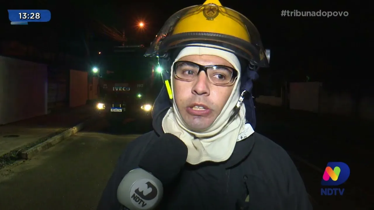 Susto! Carro de motorista de aplicativo pega fogo e fica destruído