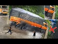 Download Lagu TEREKAM !!! INSIDEN TRUK HANTAM PEMBATAS JALAN, Kabin Truk FUSO Remuk Melintas di Sitinjau Lauik