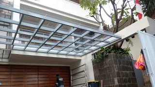 Minimalist canopy with clear solar plate roof How to install a solar flat roof so that it is nei