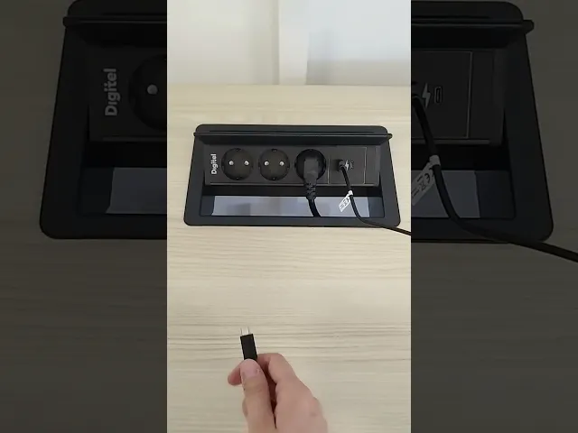 Модул FlipUpPush 3M с 3х Шуко, цвят Черен, Digitel, DIGITEL, DT11043, показан с свързана USB кабел.