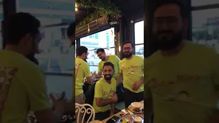 صحبات يلبسون أزواجهم نفس بعض ههههههههههههه صدمة دندنها