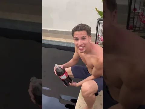 Enchi minha piscina de COCA-COLA e pulei! #shorts