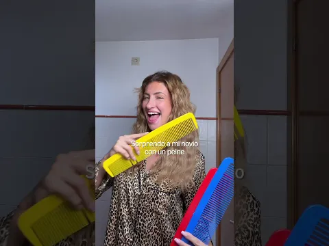 Publi. TROLEO A MI NOVIO CON UN PEINE GIGANTE 🤣 #shorts #prank #humor