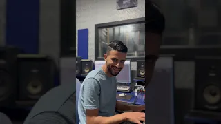 ترجمة أغنية راني مرة هنا مرة لهيها كمان يوسف زوبيد يغني 