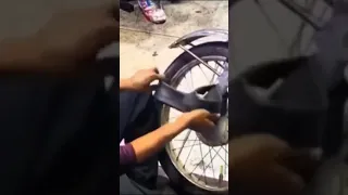 طريقة عبقرية لتركيب الشمبرير بلا ما تفك العجلة دراجة نارية إصلاح الدراجة نصيحة ميكانيكية 