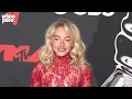 Download Lagu Ai #VMAs #SabrinaCarpenter sfoggia un lace dress rosso custom Valentino con boa in marabù lilla