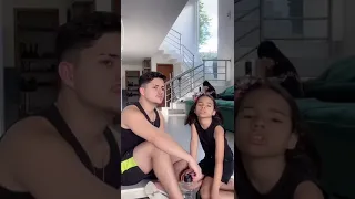 Tiba e Micaele , procurando o tubaraozinho que está invisível o que será que aconteceu #viralvideo