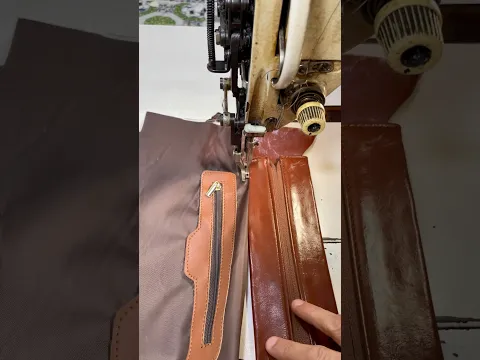 may bộ ruột lót bên trong những chiếc túi xách màu lâu