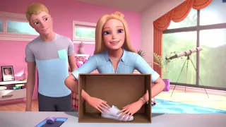باربي تتحدي صديقها المقرب بكشف ما يوجد في الصندوق 