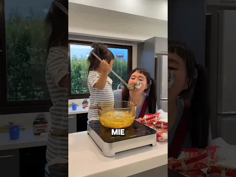 Gadis kecil ini pertama kali bikin mi, ternyata enak banget!