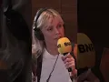 Download Lagu 'Wil je nou nog steeds jonge jongens?' | Bridget Maasland en Wilfred Genee in The Friday Move