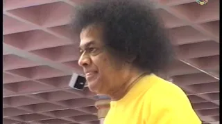 yellow robe darshan baba throwing chocolates arati darshan of sri sathya sai baba part 217