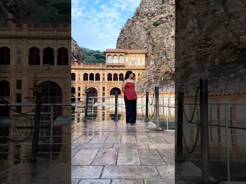 मोबाइल सामने रखकर फोटो खींच रही थी… तभी बंदर मोबाइल ही उठाकर भाग गया! 😱