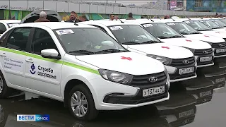 Александр Бурков вручил сельским медикам ключи от 98 новых автомобилей