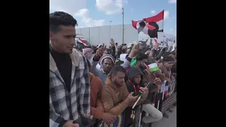 الأرض دي أرضي أحميها أنا وولدي أفديها بالأرواح وتعيشي يا بلدي 