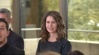 السيدة الأولى أسماء الأسد خلال استقبالها كورال حنين وكورال حلم من صافيتا 