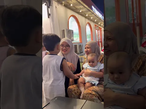 Jangan bilang mau minta dedek ya nak😭😂😂