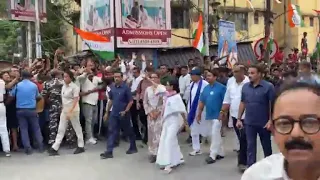হওয়ায় মমতা বন্দ্যোপাধ্যায়ের পদযাত্রায় ভিড় দেখুন!!